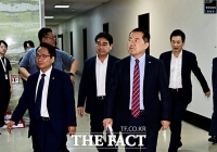  비공개 회의 참석하는 신성범 정보위원장과 위원들 [TF사진관]