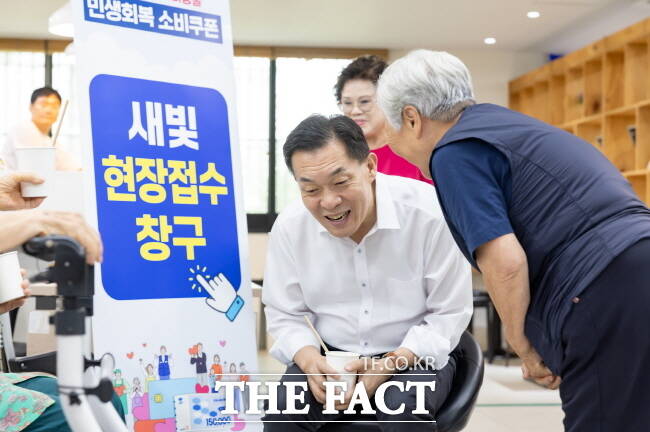 이재준 수원시장이 31일 우만종합사회복지관에 설치된 찾아가는 새빛현장접수청구를 방문해 어르신과 이야기를 나누고 있다./수원시