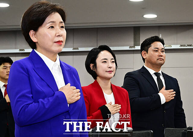 국기에 대한 경례하는 양향자 국민의힘 최고위원 후보와 손수조 국민의힘 청년최고위원 후보.