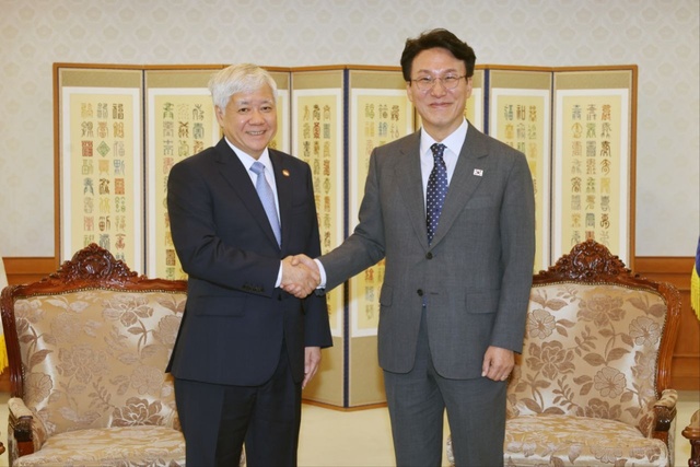 김민석 국무총리(오른쪽)는 31일 도 반 찌엔 베트남 조국선전 위원장을 접견하고 경주 아시아태평양경제협력체(APEC) 정상회의와 한반도 비핵화 등에 대한 의견을 나눴다. /국무총리실