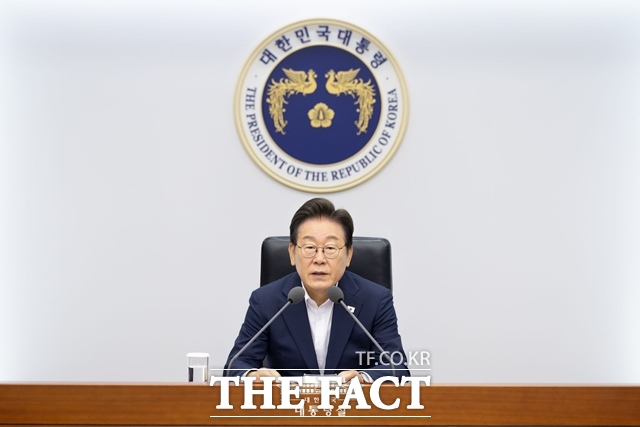 대통령실은 31일 한미 관세협상에서 합의한 3500억달러 규모의 펀드 투자를 외환보유고와 비교하는 의견에 성격이 많이 다르다고 반박했다. 이 대통령이 30일 용산 대통령실에서 주재한 비상경제점검TF 3차 회의에서 발언하고 있다. /대통령실