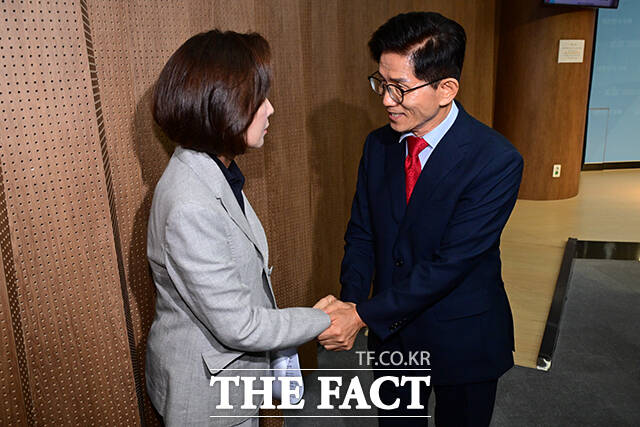 기자회견을 마친 후 나경원 의원과 손 잡는 김 전 장관.