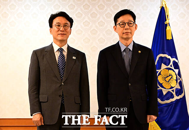 김민석 국무총리와 기념촬영하는 박윤주 외교부 1차관.