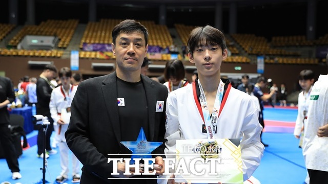 2025 아시안 카뎃 태권도선수권대회에서 전영하(대전체육중 2학년)가 금메달을 수상한 후 박순용 지도자(왼쪽)와 함께 기념 촬영을 하고 있다. /대전시교육청
