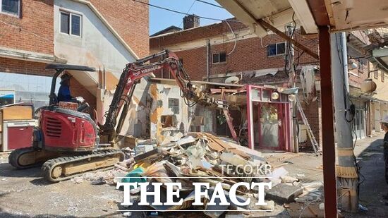 경기 파주시가 최근 성매매집결지 내 불법건축물 4개 동에 대한 제11차 행정대집행을 진행하고 있다./파주시
