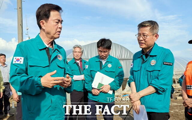 김태흠 충남지사와 김범수 아산시 부시장이 수해 현장을 점검하고 있다./아산시