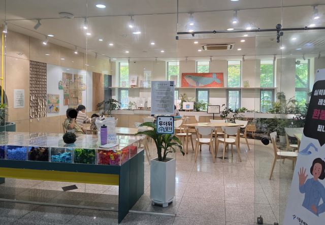 서울시가 전방위적인 무더위쉼터 운영에 나섰다. 사진은 문래청소년센터 무더위쉼터. /서울시