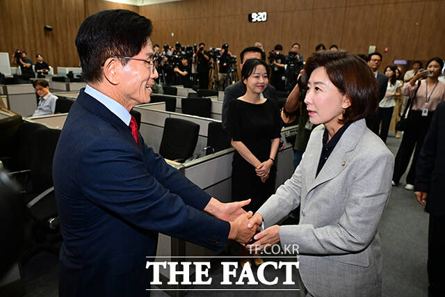 국민의힘 당권주자 김문수 전 고용노동부 장관(왼쪽)이 31일 오전 서울 여의도 국회 소통관에서 비전과 공약 발표 기자회견에 앞서 나경원 의원과 인사를 나누고 있다. /국회=남윤호 기자