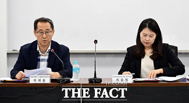 이재웅 여성가족부 다문화가족 과장(왼쪽)이 31일 오전 서울 종로구 정부서울청사에서 2024 전국 다문화가족 실태조사 결과를 백브리핑하고 있다. /임영무 기자