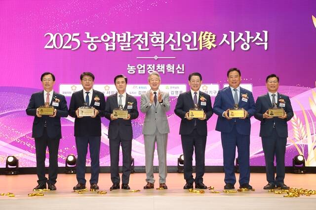 강호동 농협중앙회 회장(가운데)이 31일 서울 중구 농협중앙회 본관에서 열린 농업발전혁신인상 감사패 수여식에서 수상자들과 함께 기념 촬영을 하고 있다. /농협중앙회