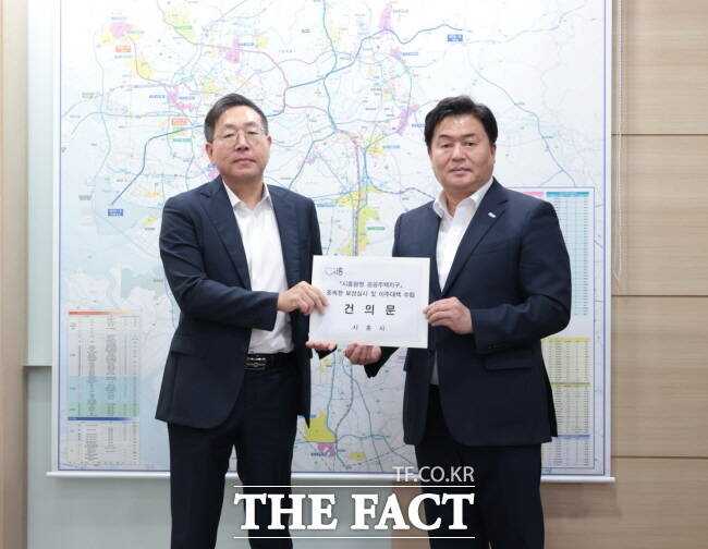 임병택(오른쪽) 시흥시장이 지난 30일 한국토지주택공사 광명시흥사업본부를 찾아 최용택 본부장에게 건의문을 전달하고 있다./시흥시