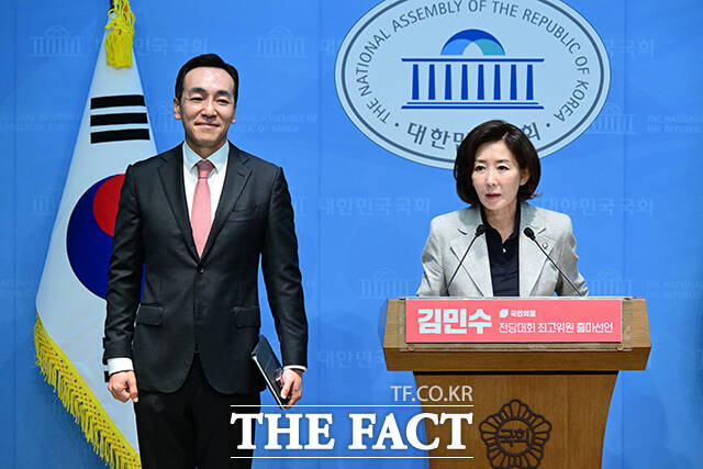 김민수 국민의힘 전 대변인 소개하는 나경원 의원(오른쪽).