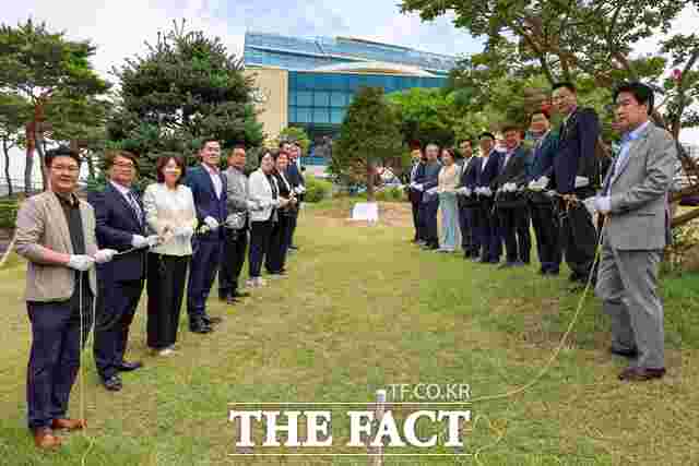 당진시의회는 31일 의회 앞 광장에서 제4대 당진시의회 개원 3주년 기념 식수 행사 등을 가졌다. /당진시의회