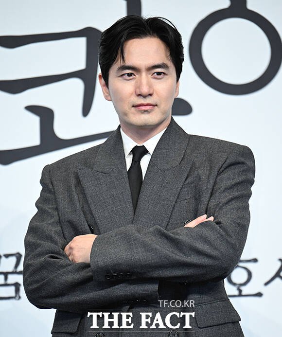 배우 이학주와 전혜빈, 김재홍 감독, 배우 정채연, 이진욱(왼쪽부터)이 31일 오후 서울 구로구 더 링크 호텔 서울에서 열린 JTBC 토일 드라마 '에스콰이어: 변호사를 꿈꾸는 변호사들' 제작발표회에 참석해 포즈를 취하고 있다. /박헌우 기자