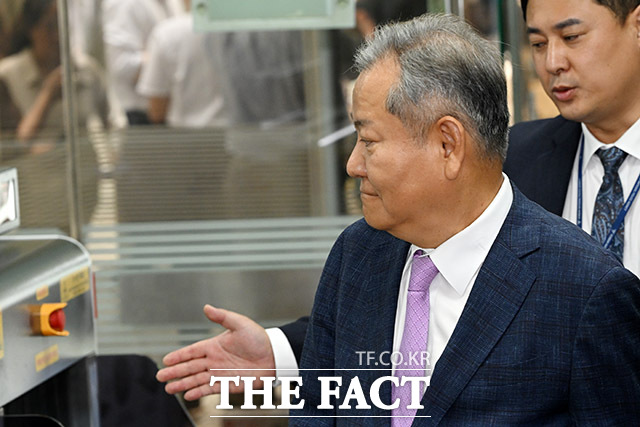 12·3 비상계엄 당시 언론사 단전·단수를 지시한 혐의를 받는 이상민 전 행정안전부 장관의 구속영장실질심사가 약 4시간 만에 종료했다. 이 전 장관이 31일 오후 서울 서초구 서울중앙지방법원에서 열리는 구속영장실질심사에 출석하고 있다./남용희 기자