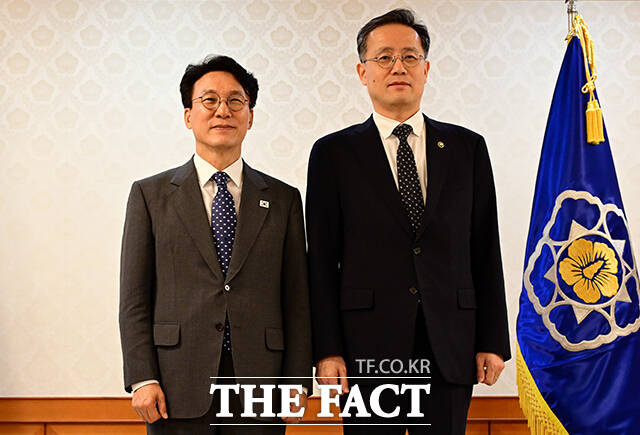 김민석 국무총리와 기념촬영하는 이형일 기획재정부 1차관.