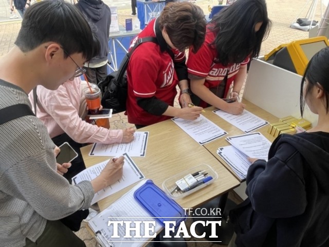 지난 5월 인천 SSG랜더스필드에서 진행된 스포츠토토 현장 프로모션 행사에 시민들이 참여하고 있다./한국스포츠레저