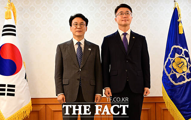 김민석 국무총리와 기념촬영하는 류제명 과학기술정보통신부 2차관.