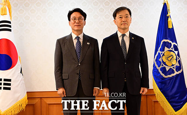 김민석 국무총리와 기념촬영하는 이형훈 보건복지부 2차관.