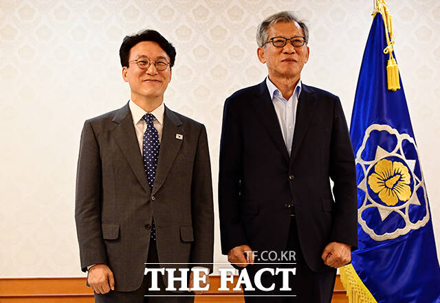 김민석 국무총리와 기념촬영하는 유홍준 국립중앙박물관장.