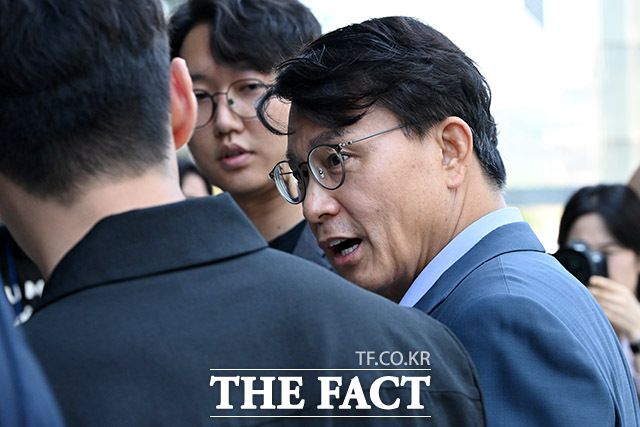 공천 개입 의혹을 받고 있는 윤상현 국민의힘 의원이 지난 27일 오전 서울 종로구 KT 광화문 빌딩 웨스트에 마련된 김건희 특검(특별검사 민중기)에 출석하며 취재진의 질문에 답하고 있다. /남용희 기자