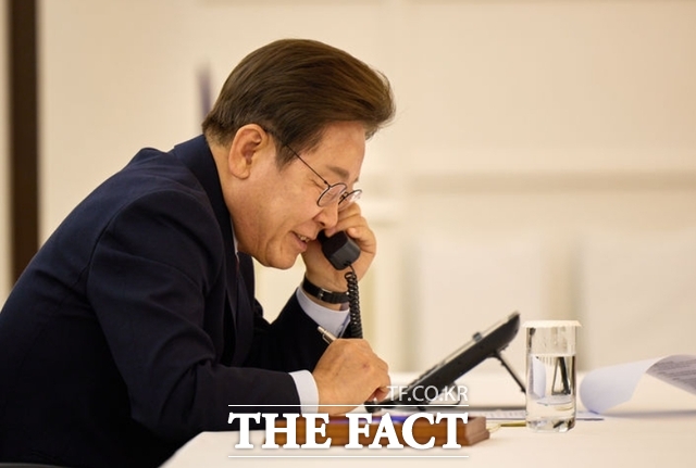 한미 관세협상 타결을 두고 여야가 온도차를 드러냈다. 민주당은 국익을 지킨 실용외교라며 환영했지만, 국민의힘은 농산물 개방 가능성과 자동차 경쟁력 약화를 우려했다. 사진은 지난 6일 이 대통령이 서울 한남동 관저에서 도널드 트럼프 미국 대통령과 전화 통화를 하는 모습. /대통령실