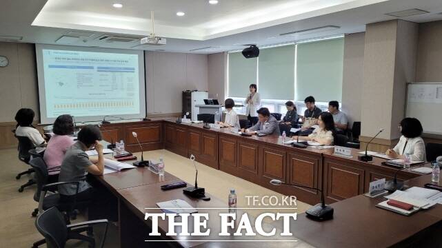 부여군이 31일 부여군보건소 2층 소회의실에서 ‘공공의료원 확충 타당성 연구용역 착수보고회’를 열고 있다. /부여군