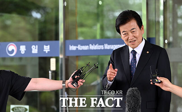 정동영 통일부 장관은 31일 민간 대북 접촉 전면 허용 차원에서 민간 교류를 제한한 내부 지침을 폐지했다고 밝혔다. /임영무 기자