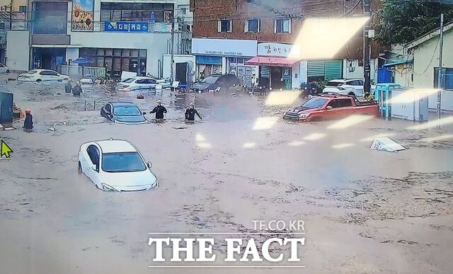 지난 17일 폭우로 침수된 대구 북구 노원동 식당가. /뉴시스