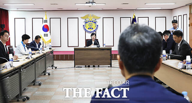 전현희 3대특검(내란·김건희·순직해병) 종합대응 특별위원회 총괄위원장이 31일 오전 윤석열 전 대통령이 수감된 경기도 의왕시 서울구치소를 방문해 김현우 서울구치소장과 면담을 하고 있다. /국회사진기자단