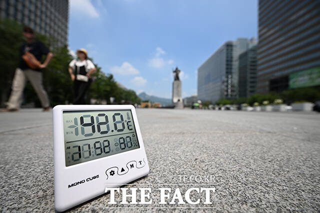 8월의 첫 날인 1일 전국에 폭염과 열대야가 지속되는 가운데 최고체감온도가 35도 안팎으로 올라 매우 무덥겠다. /박헌우 기자