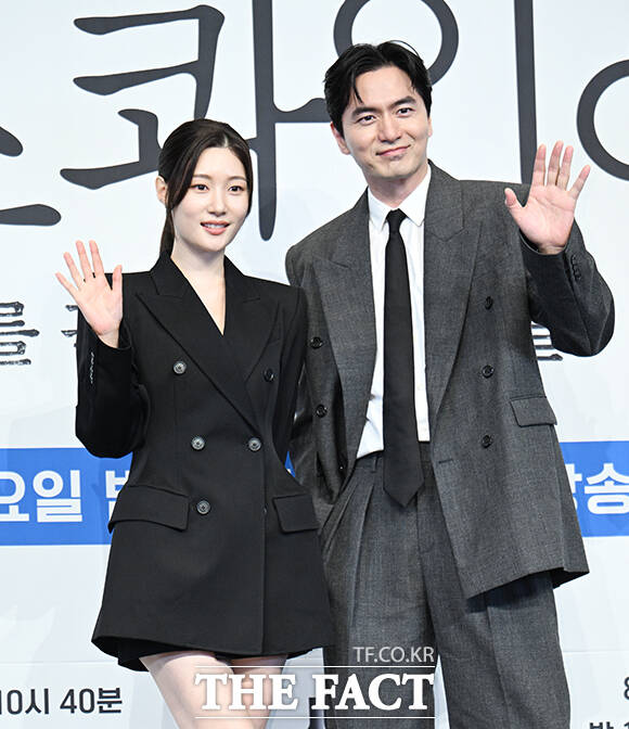 배우 이학주와 전혜빈, 김재홍 감독, 배우 정채연, 이진욱(왼쪽부터)이 31일 오후 서울 구로구 더 링크 호텔 서울에서 열린 JTBC 토일 드라마 '에스콰이어: 변호사를 꿈꾸는 변호사들' 제작발표회에 참석해 포즈를 취하고 있다. /박헌우 기자