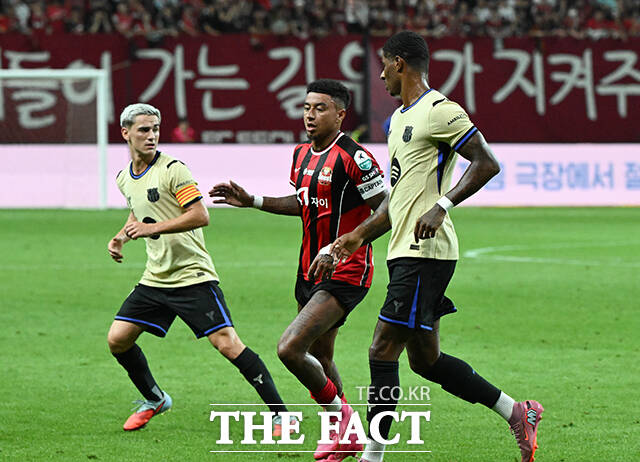 FC서울과 FC바르셀로나의 친선경기가 31일 오후 서울 마포구 서울월드컵경기장에서 열린 가운데 마커스 래시포드와 린가드가 공을 바라보고 있다. /서울월드컵경기장=박헌우 기자