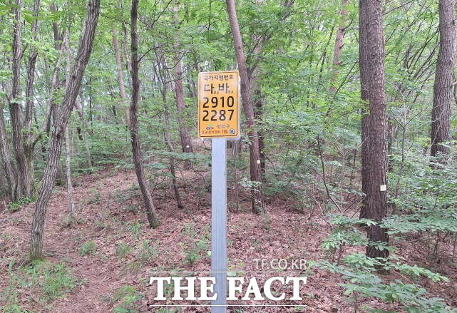 충남 청양군 금북정맥 등산로에 설치된 국가지점번호판. /청양군