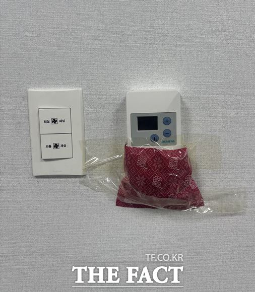 일부 의원실에서는 의원회관의 중앙 냉방 시스템이 작동되도록 의도적으로 실내 온도를 높이기 위한 '꼼수'를 쓰기도 한다. 사진은 방마다 온도 측정기에 중앙 냉방 시스템 작동을 유도하기 위해 손난로를 붙인 모습. /국회=이하린 기자
