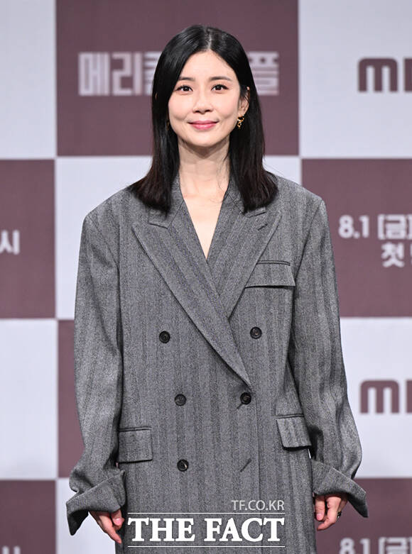 배우 이보영이 31일 서울 마포구 상암동 MBC 골든마우스홀에서 열린 MBC 새 금토드라마 메리 킬즈 피플 제작발표회에 참석해 포즈를 취하고 있다. /이새롬 기자