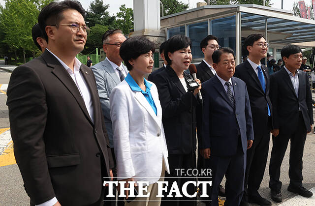 발언하는 전현희 총괄위원장.