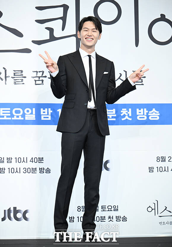 배우 이학주와 전혜빈, 김재홍 감독, 배우 정채연, 이진욱(왼쪽부터)이 31일 오후 서울 구로구 더 링크 호텔 서울에서 열린 JTBC 토일 드라마 '에스콰이어: 변호사를 꿈꾸는 변호사들' 제작발표회에 참석해 포즈를 취하고 있다. /박헌우 기자