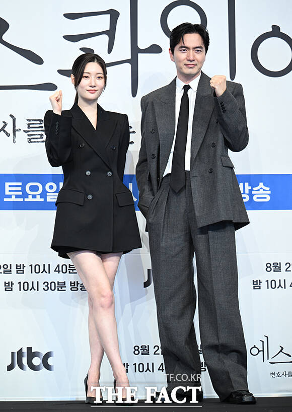 배우 이학주와 전혜빈, 김재홍 감독, 배우 정채연, 이진욱(왼쪽부터)이 31일 오후 서울 구로구 더 링크 호텔 서울에서 열린 JTBC 토일 드라마 '에스콰이어: 변호사를 꿈꾸는 변호사들' 제작발표회에 참석해 포즈를 취하고 있다. /박헌우 기자