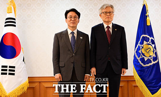 김민석 국무총리(왼쪽)가 31일 오후 서울 종로구 정부서울청사에서 열린 차관급 임명장 수여식에 참석해 최동석 인사혁신처장과 기념촬영을 하고 있다. /임영무 기자