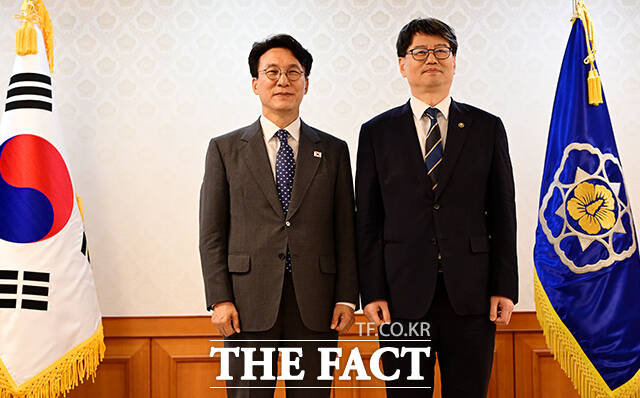 김민석 국무총리와 기념촬영하는 김영수 국무조정실 국무2차장.