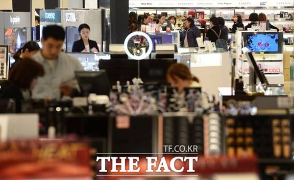 한국 화장품 기업들이 관세에 관한 다양한 대응 방안을 모색 중이다. /더팩트 DB