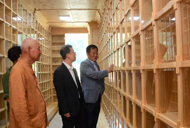 남북하나재단은 무연고 탈북민 사망자를 안치하기 위한 500기 규모의 추모관을 서대산 추모 공원에 신설했다고 밝혔다. 사진은 이주태 남북하나재단 이사장 직무대행(왼쪽에서 세 번째)이 관계자들과 무연고 탈북민 사망자가 안치될 봉안함을 살펴보고 있는 모습. /남북하나재단