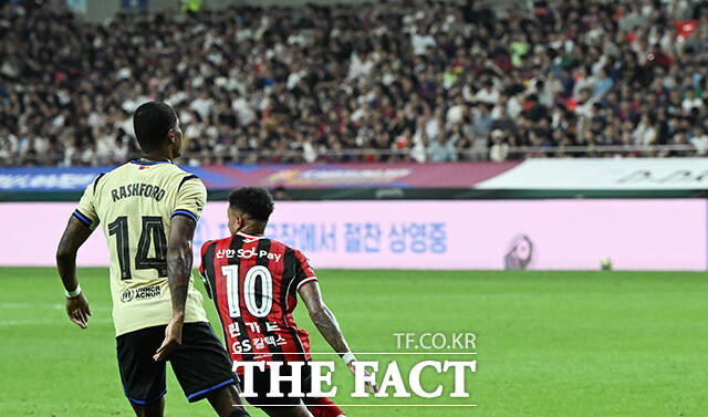 FC서울과 FC바르셀로나의 친선경기가 31일 오후 서울 마포구 서울월드컵경기장에서 열린 가운데 마커스 래시포드와 린가드가 공을 바라보고 있다. /서울월드컵경기장=박헌우 기자