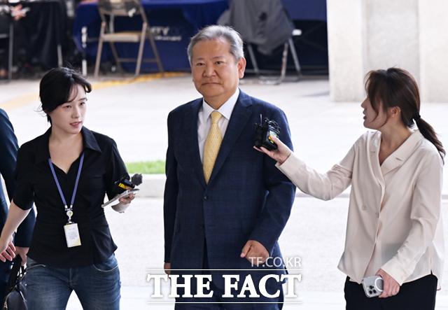 이상민 전 행정안전부 장관이 25일 오전 서울 서초구 서울고등검찰청에 마련된 내란 특검 사무실에 피의자 신분으로 출석하고 있다./더팩트 DB