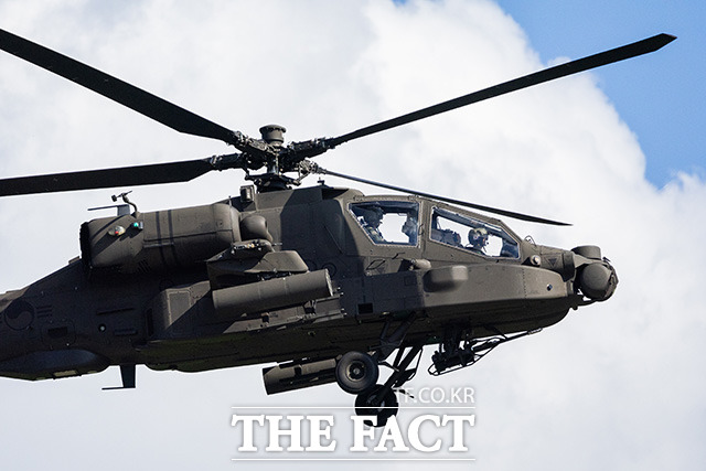 12·3 비상계엄 이전 지난해 하반기 우리 군이 무장헬기로 서해 북방한계선(NLL) 인근을 위협 비행하며 북한의 도발을 유도하려 했다는 군 내부 증언이 나왔다. 지난 2022년 경기도 양평 비승사격장에서 열린 육군항공사령부 대규모 항공작전 훈련에서 AH-64E 아파치 가디언 공격헬기가 2.75인치 로켓을 발사를 준비하고 있다. /사진공동취재단