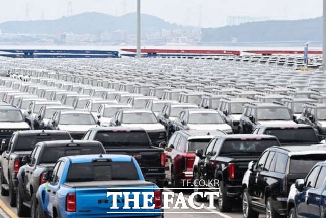 한미 관세 협상이 타결된 31일 경기도 평택시 포승읍 평택항 자동차 전용부두에 수입된 미국산 자동차가 세워져 있다. /뉴시스