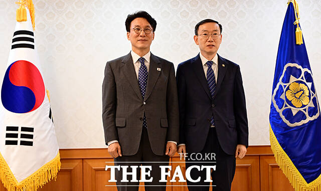 김민석 국무총리와 기념촬영하는 이명구 관세청장.