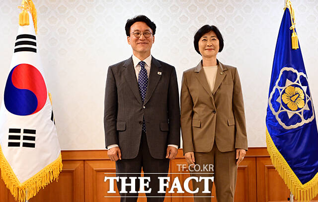 김민석 국무총리와 기념촬영하는 이스란 보건복지부 1차관.