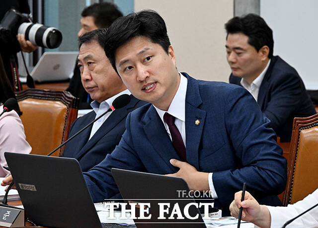 우재준 국민의힘 의원이 31일 국민의힘을 쇄신해 여당의 대안세력으로서 국민의힘을 다시 사랑받는 정당으로 만들겠다며 청년 최고위원 출마를 선언했다. /배정한 기자